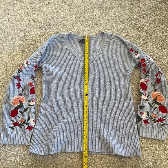 American Eagle Knit Periwinkle Top with Embroidered Floral Print On Bell Sleeves - Picture 8 of 10